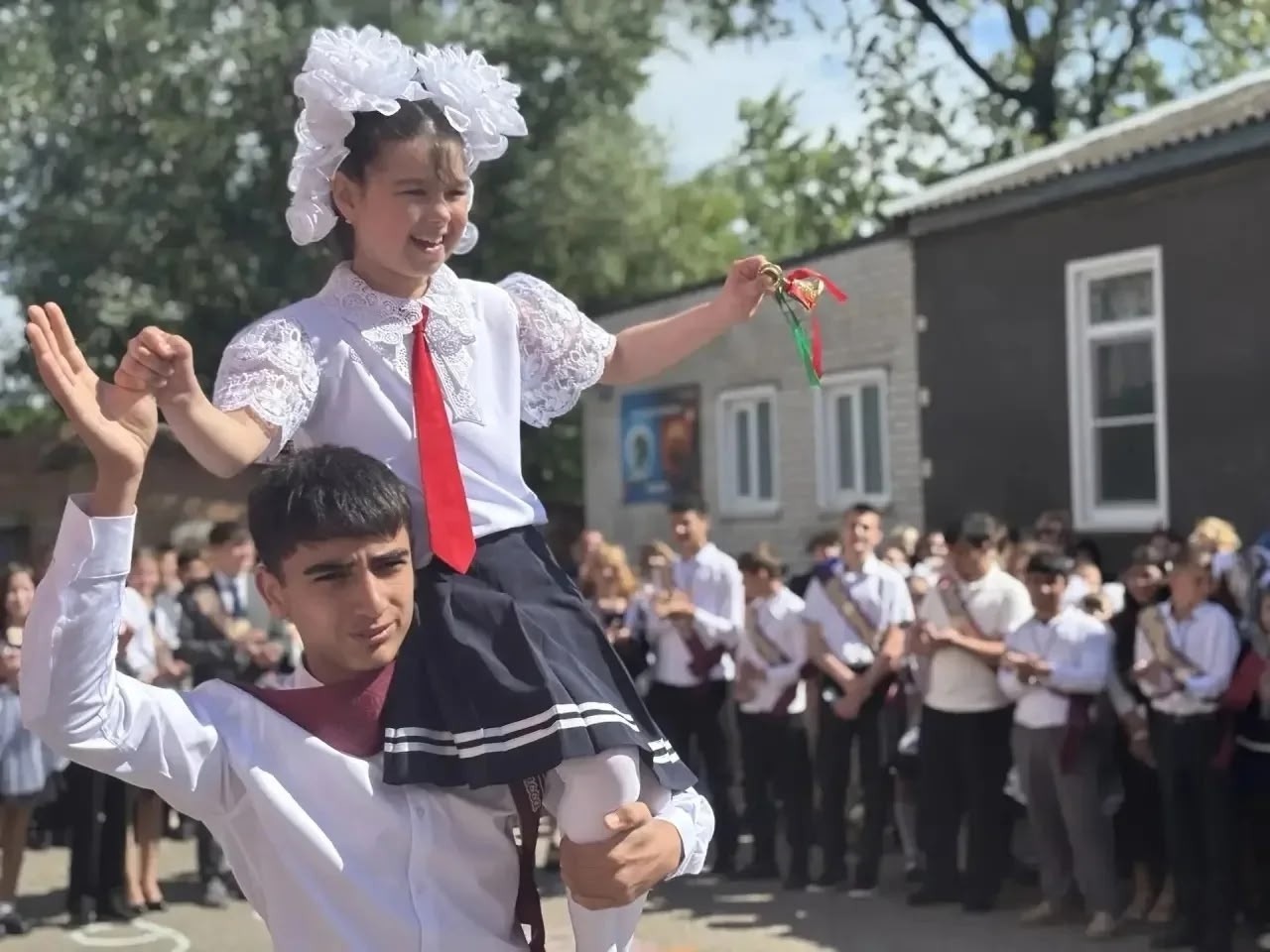 Сегодня во всех общеобразовательных учреждениях Александровского округа прозвенел Последний звонок.