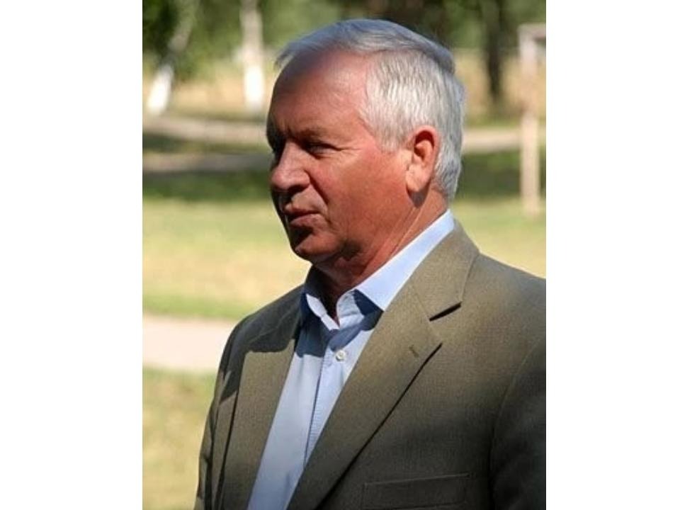 Памяти Почётного гражданина Александровского района, Заслуженного работника сельского хозяйства Российской Федерации, уроженца села Круглолесского Кондратова Владимира Петровича.