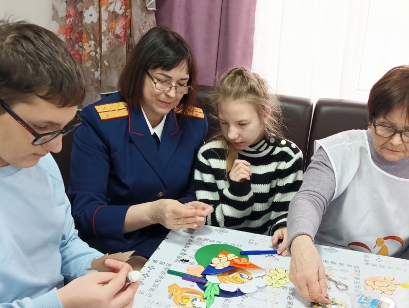 В Александровском округе следователи СК России организовали для детей и волонтеров центра социального обслуживания населения мастер-класс по изготовлению открыток.
