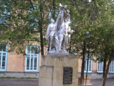 Памятник погибшим воинам, ученикам и учителям СОШ №1.